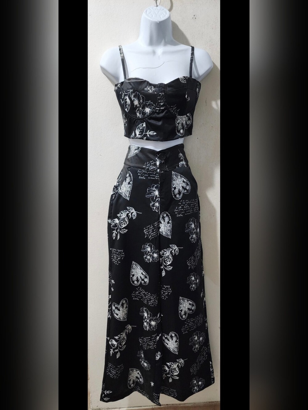 Women's Sets Black Floral Heart Print High-Waist Pants And Crop Top.